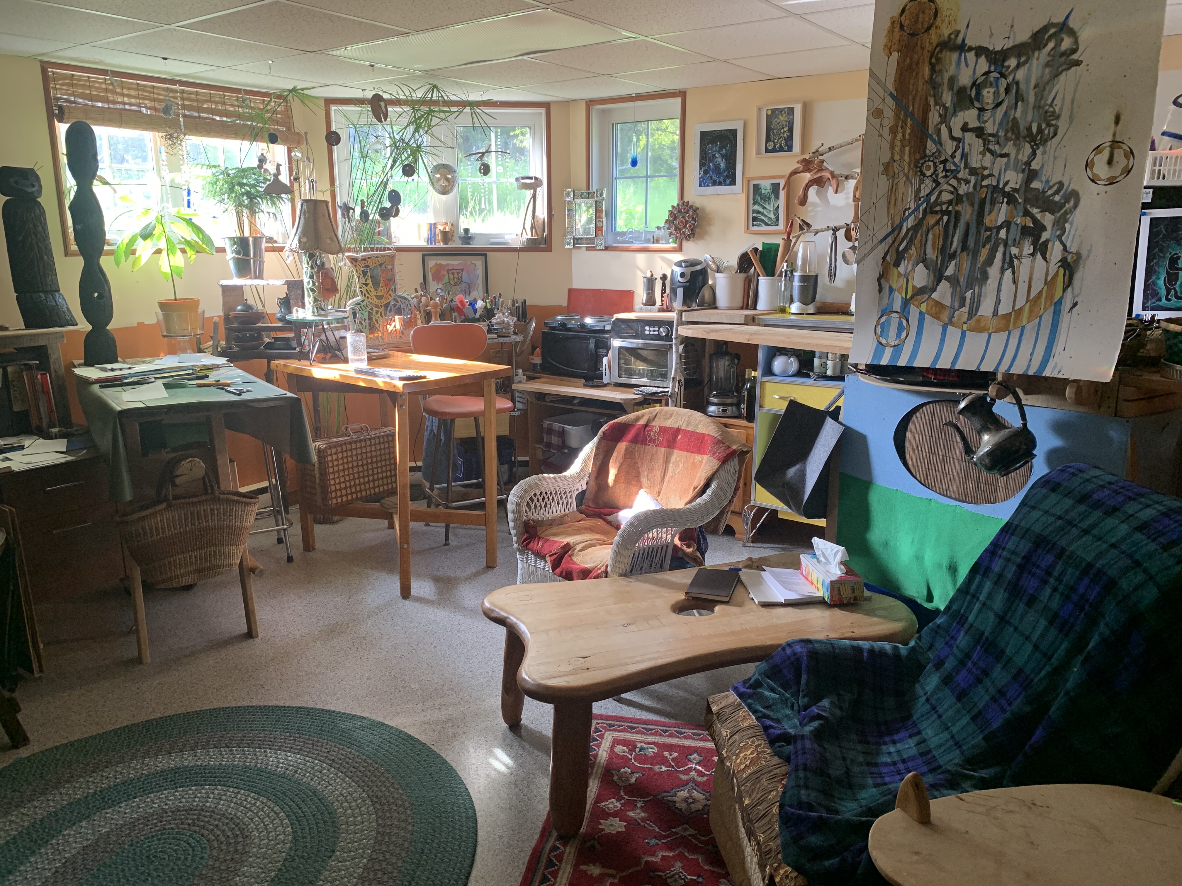 coin salon et cuisinette commune dans la maison